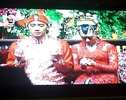 Resepsi, Aliya Cantik dengan Kebaya Merah dari Lace