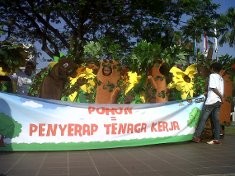 Manusia Pohon Ramaikan Parade Lingkungan Hidup 