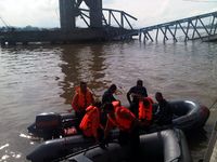 Tim SAR Cari Korban Jembatan Kukar Ambruk
