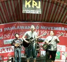 Anggota Dewan-Klantink Hibur Warga Terminal Joyoboyo