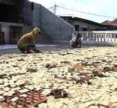 Musim Hujan, Ongkos Produksi Kerupuk Membengkak