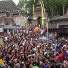 Ribuan Warga Ngalab Berkah di Lereng Gunung Kawi