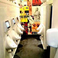 Pipis Sambil Main Game di London