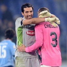 Nyonya Tua Diminta Tetap Membumi