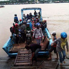 Jembatan Kukar Ambruk, Perahu Penyeberangan Laris Manis