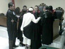 Duh! Umar Patek dan Istri Peluk-pelukan di Depan Hakim