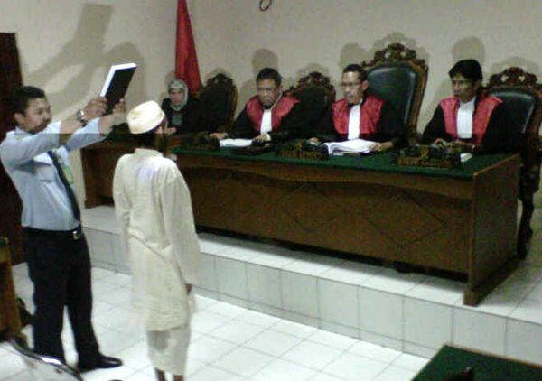 Umar Patek Bersaksi untuk Istrinya 