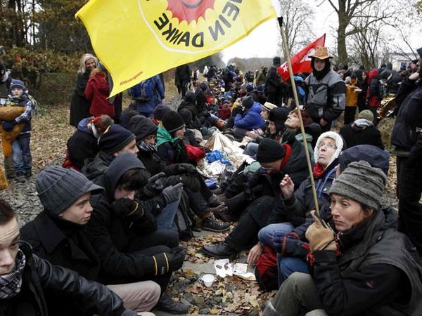 Aktivis Anti-nuklir Blokir Jalur Kereta Api