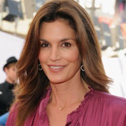Cindy Crawford Tetap Seksi di Usia 45