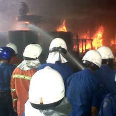 Pabrik Cat di Kenjeran Dilalap Api