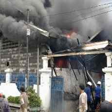 10 Damkar Dikerahkan Jinakkan Kebakaran Home Industry Sepatu