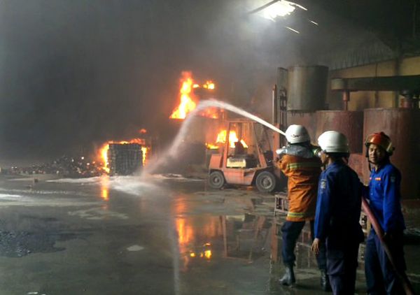 Pabrik Cat di Kenjeran Terbakar