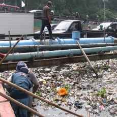 Air Bercampur Sampah Meluber, Lalin di Jalan Waru Padat
