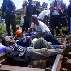 Jalur Kereta di Porong Juga Diblokir Korban Lumpur Lapindo