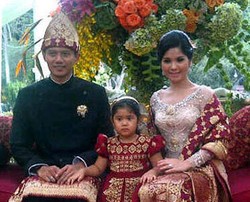 Foto-foto Annisa Pohan di Pernikahan Ibas & Aliya