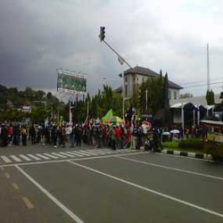 Minta Revisi UMK, Ratusan Buruh Blokir Jalan Depan Kantor Gubernur Jateng