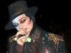 Boy George Himbau Adele untuk Berhenti Merokok