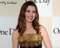 3 Tahun Pacaran, Anne Hathaway Umumkan Pertunangan