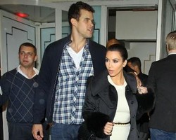 Kim Kardashian Cerai Karena Yoga Bareng Pria Bugil?