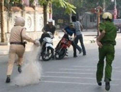 Polisi Menyetop Pemotor dengan Jala Ikan