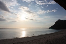 Bersantai di Pantai Maluk