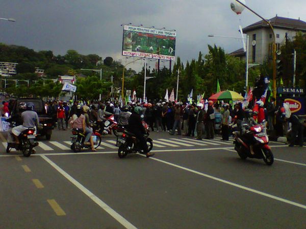 Buruh Blokir Jalan Pahlawan Semarang