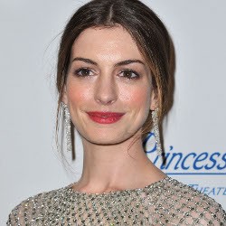 Anne Hathaway Umumkan Pertunangan