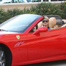 Wow, Paris Hilton Beli Ferarri Rp. 2,7 Miliar!