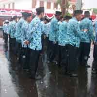 Basah Kuyup, PNS di Surabaya Tetap Tuntaskan Upacara Hari Korpri