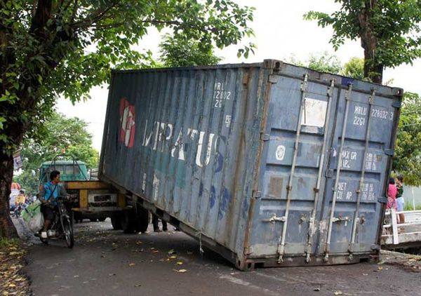 Truk Kontainer Nyangkut Pohon