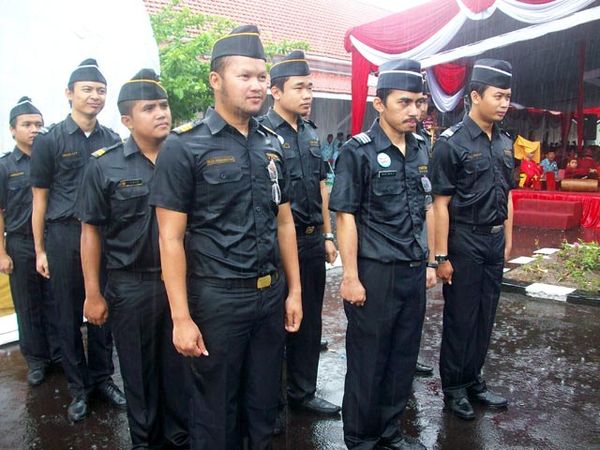 Upacara di Guyuran Hujan