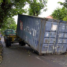 Nyangkut Pohon, Kontainer Jatuh ke Jalan