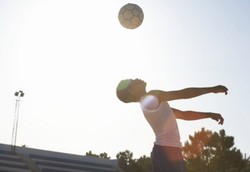 Terlalu Sering Menyundul Saat Main Bola Bisa Merusak Otak