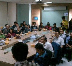 Operator yang Harus Bertanggung Jawab Soal SMS Premium