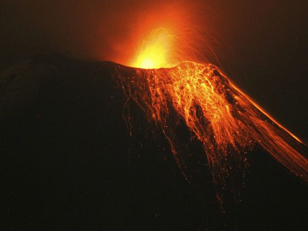 Gunung Tungurahua Muntahkan Isi Perut