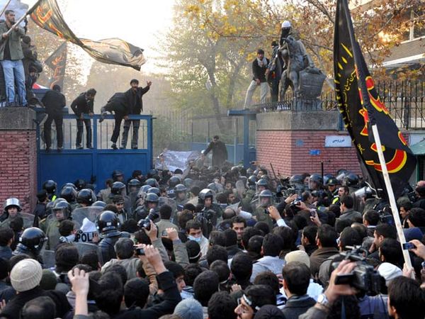 Demonstran Serang Kedubes Inggris di Teheran