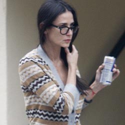 Demi Moore Pergi Dengan Pria Misterius