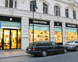 Toko Louis Vuitton Dirampok Gerombolan Bertopeng