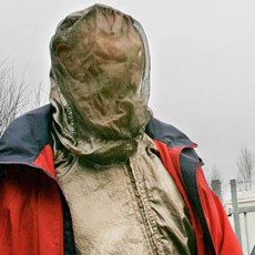 Pria Ini Percaya Radiasi Ponsel Bisa Membunuhnya