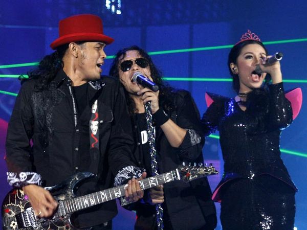 Pay feat Vanya di Pas Kena Hatiku