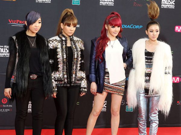 Gaya 2NE1 di MAMA 2011