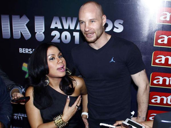 Melani Ricardo Kerja Ditemani Suami