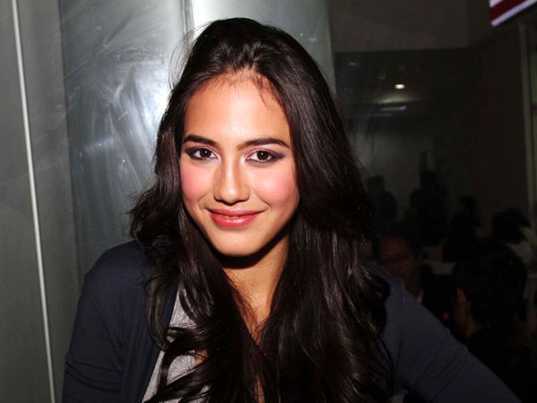 Senyum Manis Pevita Pearce