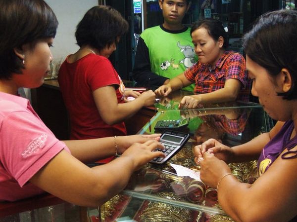 Masyarakat Serbu Toko Emas