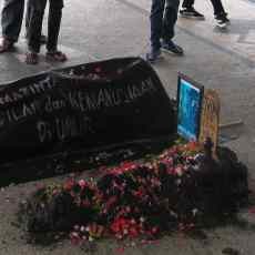 Tolak Sistem DO, Puluhan Mahasiswa Unair Demo Rektorat