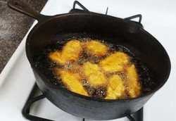 3 Alasan Masak dengan Wajan Besi Lebih Sehat daripada Teflon