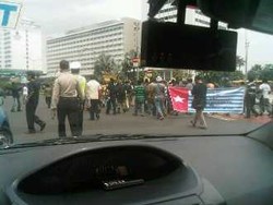  Pendemo Bawa Spanduk Bergambar Bendera OPM di Bundaran HI