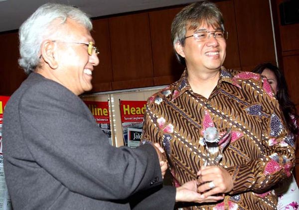 Direktur LSI Terima Penghargaan 