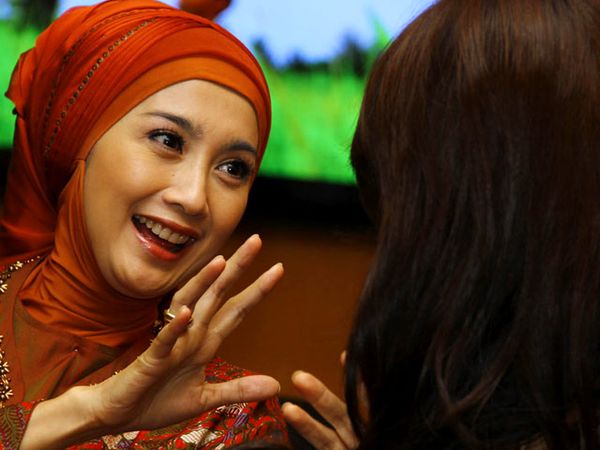Dessy Ratnasari Cantik Berjilbab