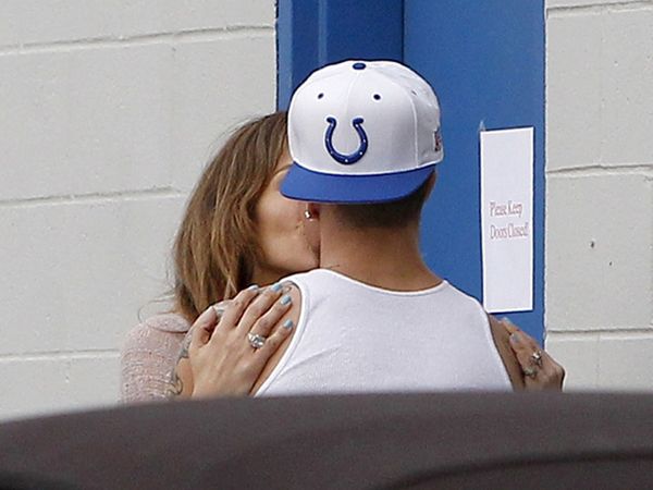 J-Lo Ciuman dengan Casper di Area Parkir